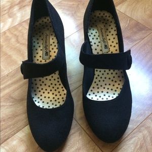 American Eagle Black Suede Pumps